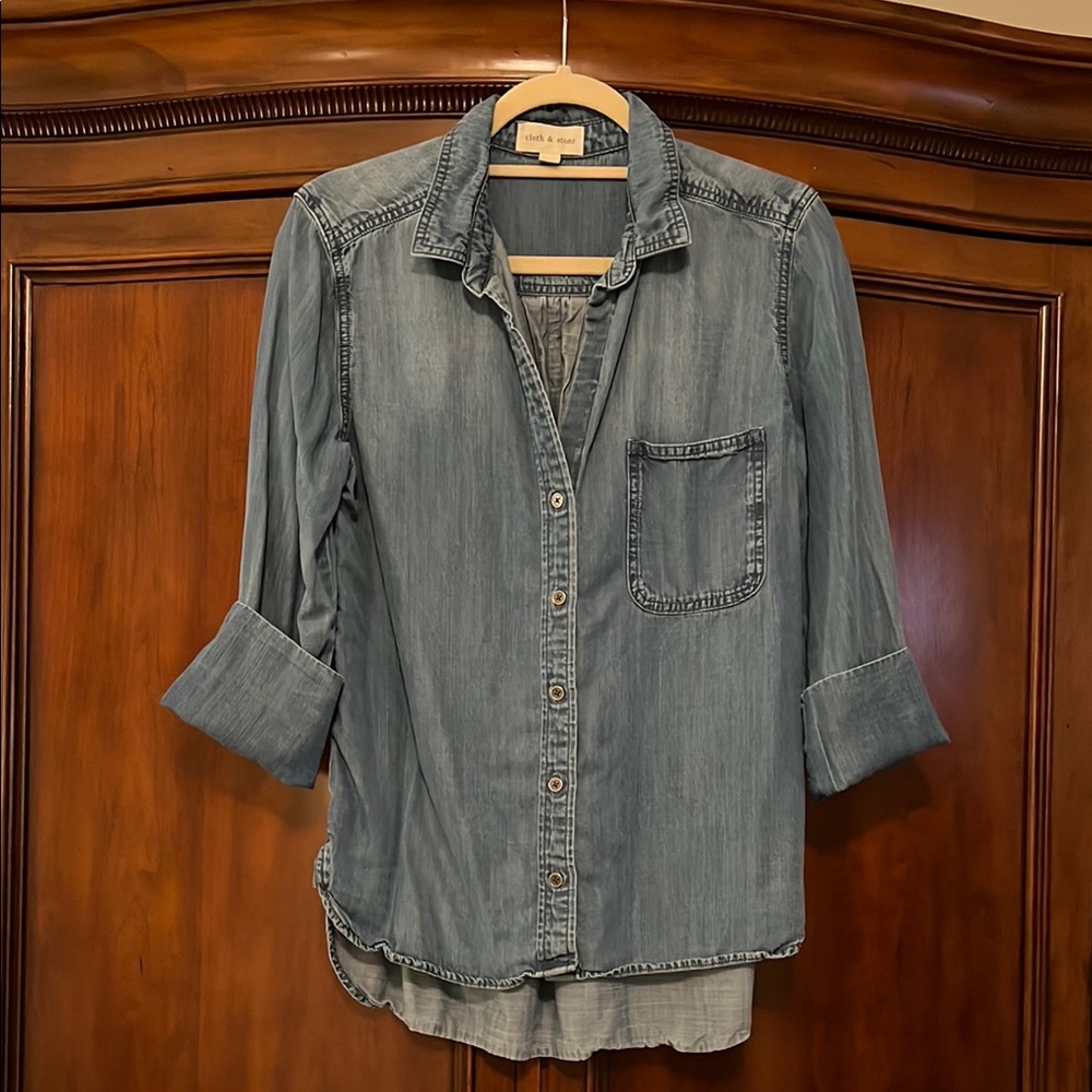 Cloth & Stone Anthropologie Denim Button-Up Shirt Size Medium Tencel